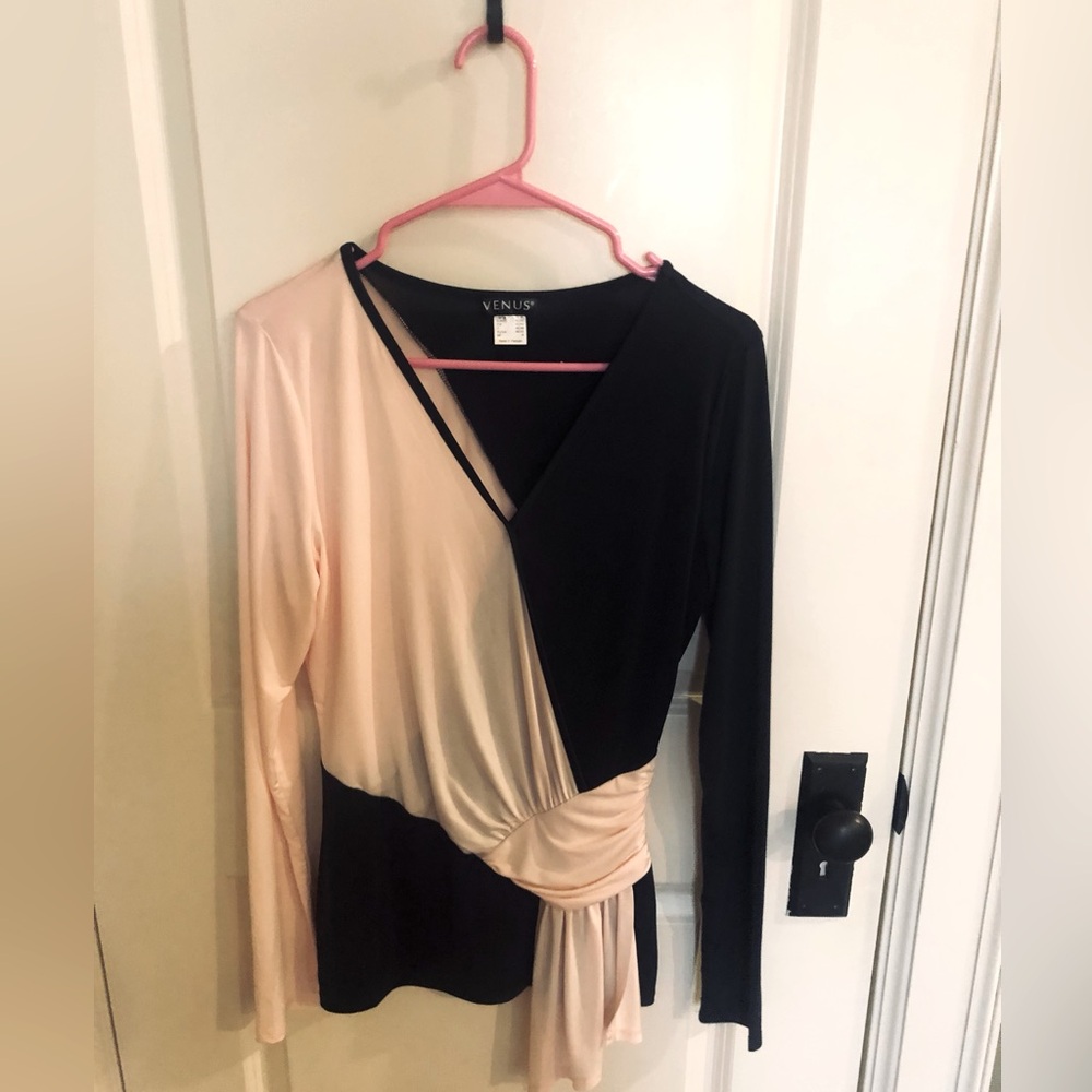 Venus black and white V-neck top